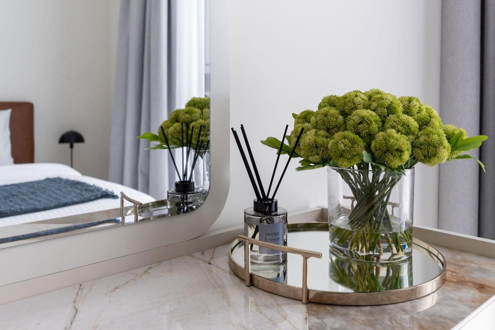 Luxury Escapes - Stylish 2br With Balcony In Burj Crown Downtown * Dubai